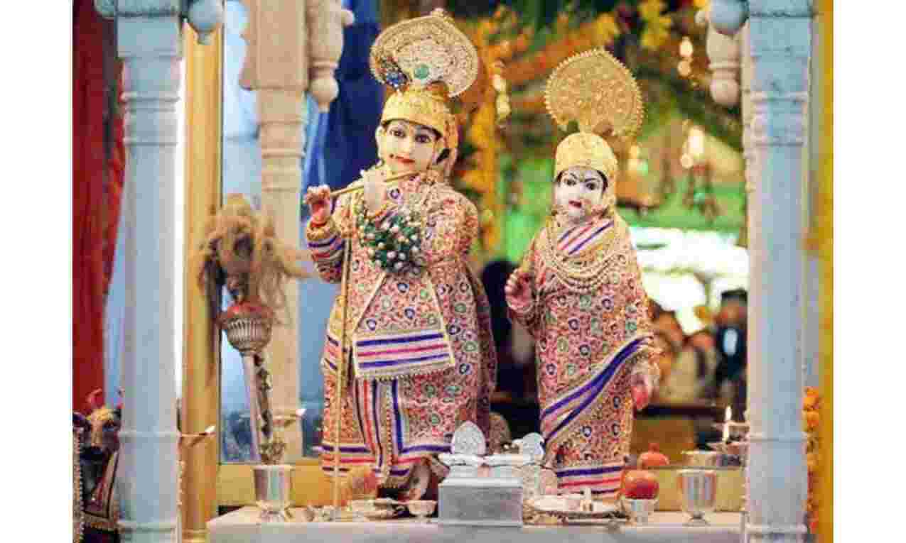 कल घर-घर में होगा श्रीकृष्ण का जन्म, बेशकीमती गहनों से सजेंगे राधा -गोपाल