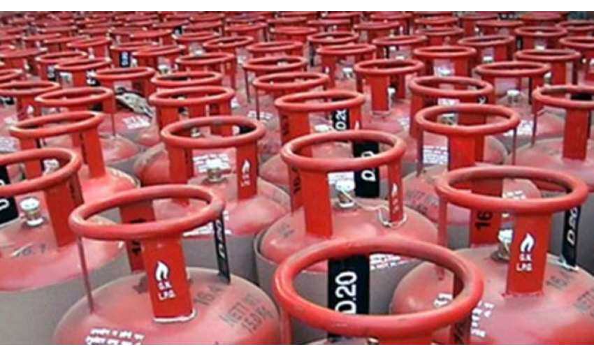 आम आदमी की जेब पर मार ,एक बार फिर रसोई गैस के दाम बढ़े, सिलेंडर 25 रूपए महंगा हुआ