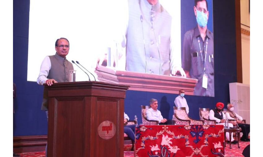 मुख्यमंत्री ने सौर ऊर्जा प्लांट को सौंपे लेटर ऑफ अवार्ड, कहा- उद्योगों के लिए बेहतर वातावरण