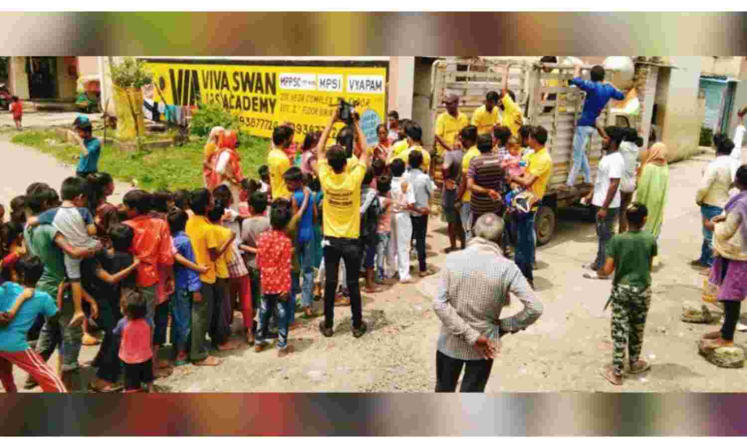 इंदौर में दानपात्र तकनीक से जरुरतमंदों की मदद कर रहे युवा इंदौर में दानपात्र तकनीक से जरुरतमंदों की मदद कर रहे युवा