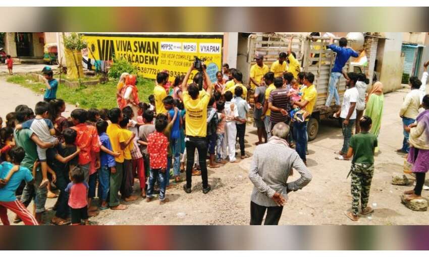 इंदौर में दानपात्र तकनीक से जरुरतमंदों की मदद कर रहे युवा