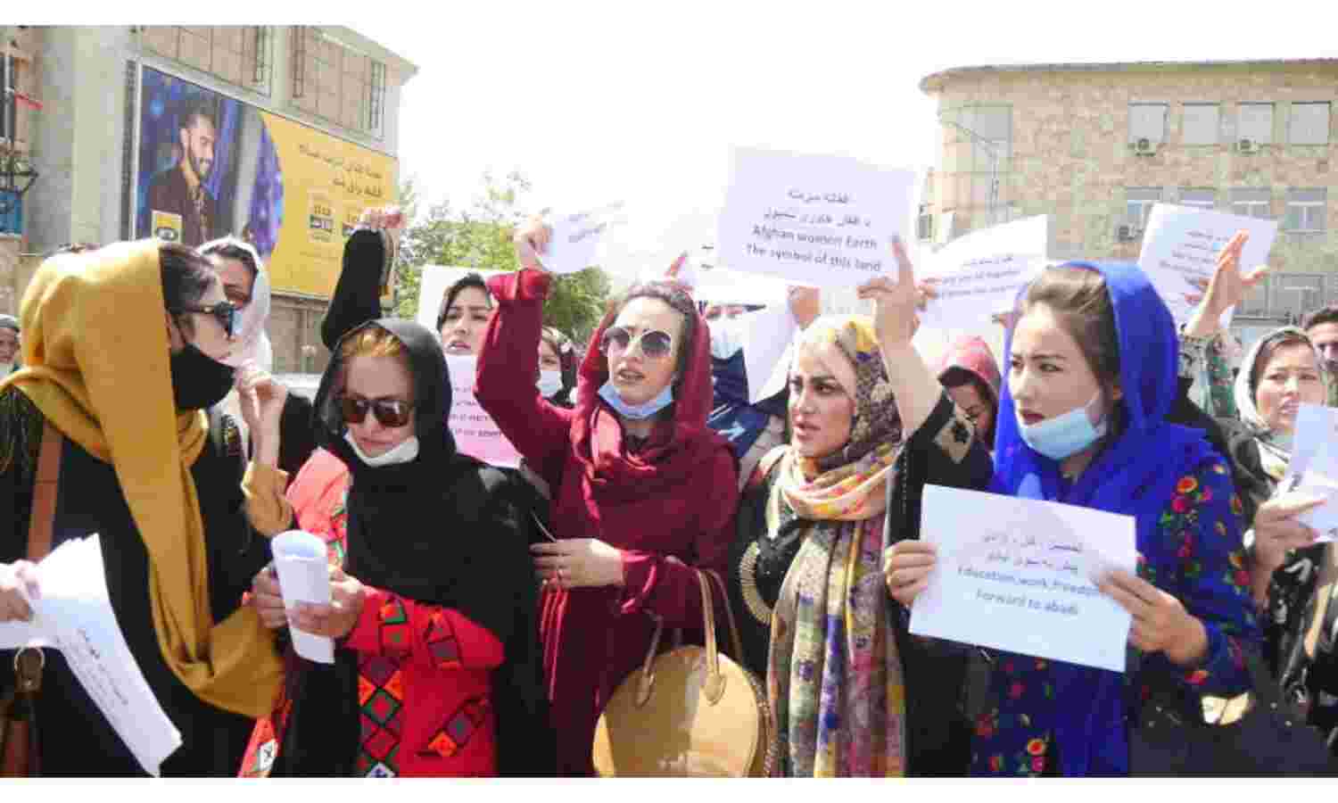 अफगानिस्तान में महिलाओं ने खोला तालिबान के खिलाफ मोर्चा, आंसू गैस के गोले दागे