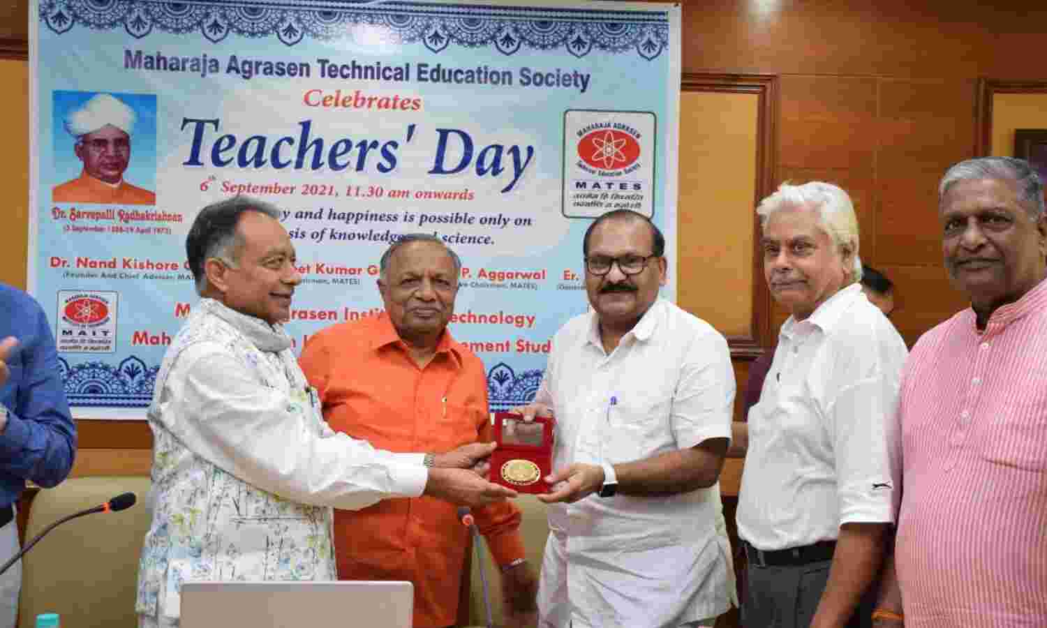 शिक्षक दिवस पर मेट्स द्वारा स्वर्ण पदक से सम्मान