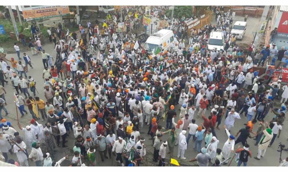 धारदार हथियारों के साथ महपंचायत में शामिल किसानों का उपद्रव शुरू, लघु सचिवालय घेरा