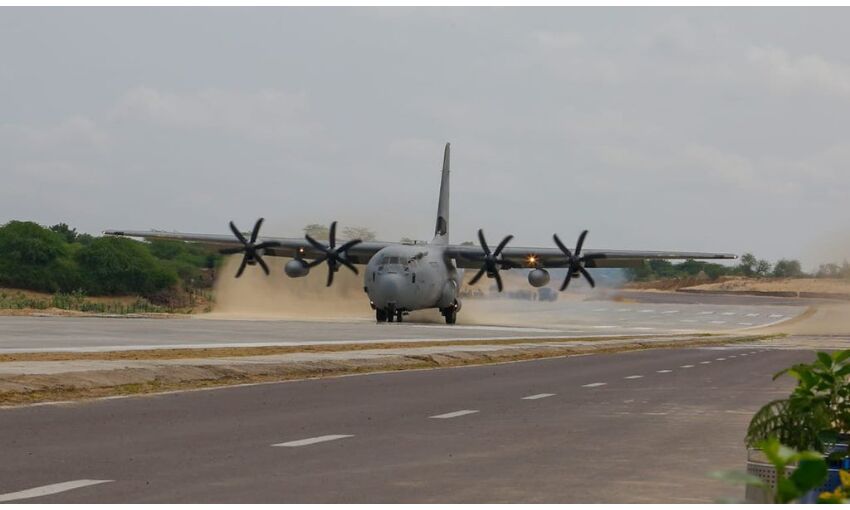 वायुसेना ने रचा इतिहास : पाकिस्तान सीमा के पास नेशनल हाइवे पर उतारा विमान