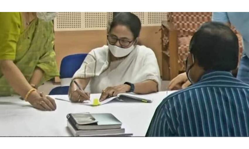 ममता बनर्जी ने भवानीपुर सीट से भरा नामांकन, हार गई तो होगा ये ... ममता बनर्जी ने भवानीपुर सीट से भरा नामांकन, हार गई तो होगा ये ...