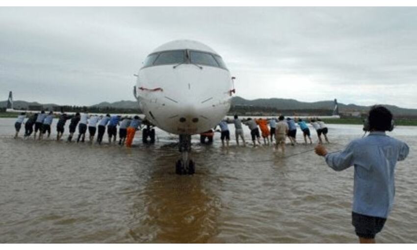 भारी बारिश से दिल्ली की सड़कें बेहाल, एयरपोर्ट पर भरा पानी, कई फ्लाइट्स निरस्त
