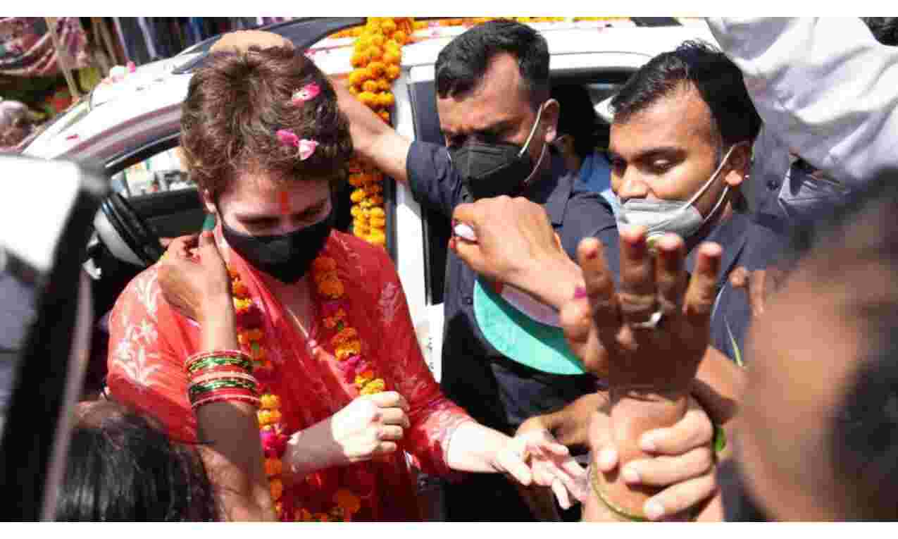 उप्र दौरा : प्रियंका गांधी पहुंची रायबरेली, हनुमान मंदिर में किए दर्शन