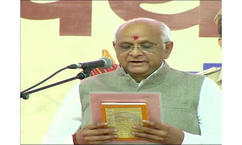 गुजरात के 17वें मुख्यमंत्री बने भूपेंद्र पटेल, राज्यपाल ने दिलाई शपथ
