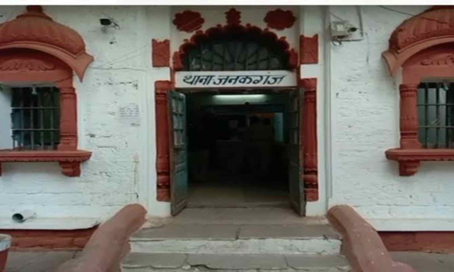 जनकगंज थाना क्षेत्र के 13 आदतन अपराधी जिला बदर