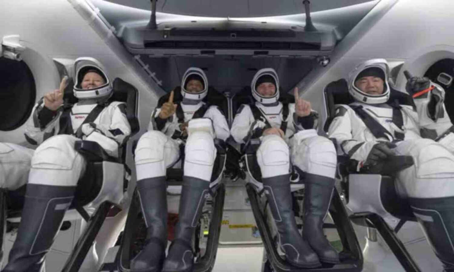 SpaceX ने रचा इतिहास, पहली बार आम नागरिकों को अंतरिक्ष में भेजा