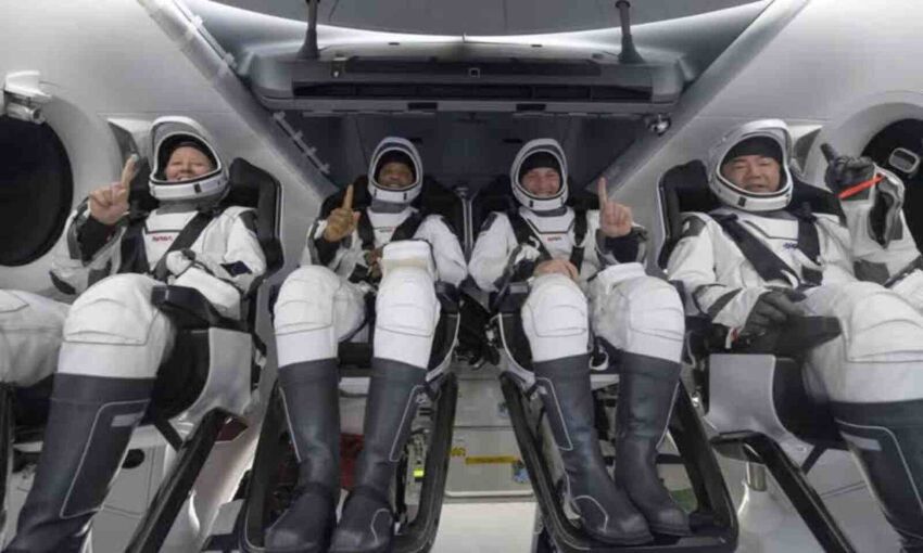 SpaceX ने रचा इतिहास, पहली बार आम नागरिकों को अंतरिक्ष में भेजा