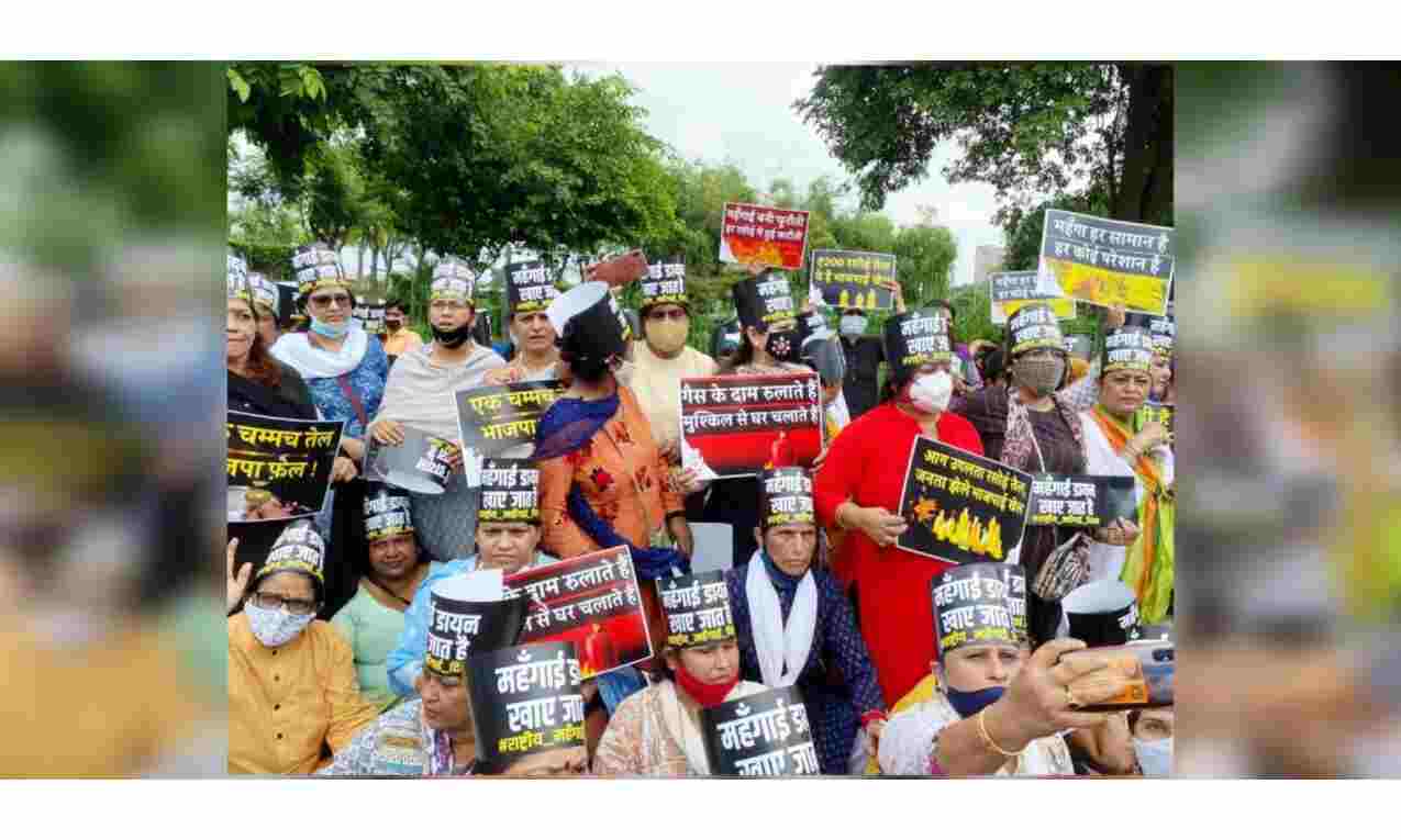 महिला कांग्रेस ने मनाया महंगाई दिवस, लगाए नारे