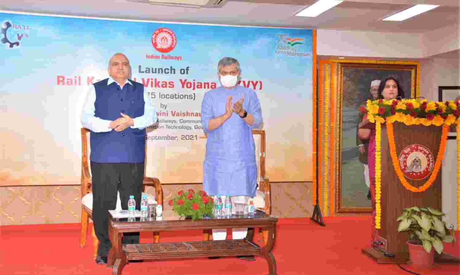 वाराणसी : रेल इंजन कारखाने में 1000 युवा होंगे प्रशिक्षित, किरन से रेल मंत्री बोले BLW में आपके साथ करूंगा वेल्डिंग