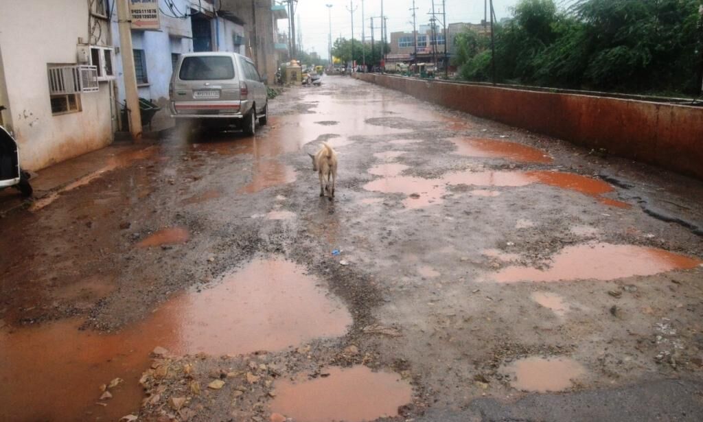 सड़कों पर कमर तोड़ जख्म, गहरे गड्ढों में फुटबॉल की तरह उछल रहे वाहन