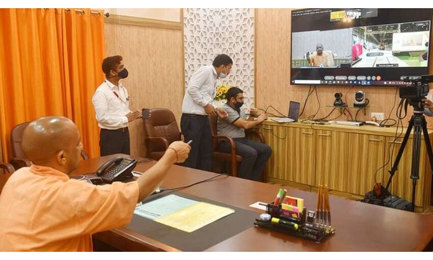 मुख्यमंत्री योगी ने कानपुर-आगरा मेट्रो प्रोटोटाइप का किया उद्घाटन