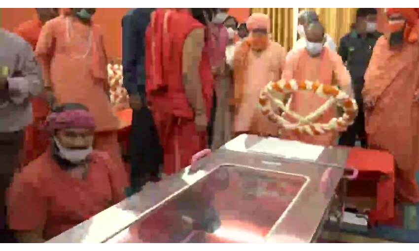 मुख्यमंत्री योगी आदित्यनाथ ने महंत नरेंद्र गिरी को दी श्रद्धांजलि, CBI जांच के लिए याचिका दायर मुख्यमंत्री योगी आदित्यनाथ ने महंत नरेंद्र गिरी को दी श्रद्धांजलि, CBI जांच के लिए याचिका दायर