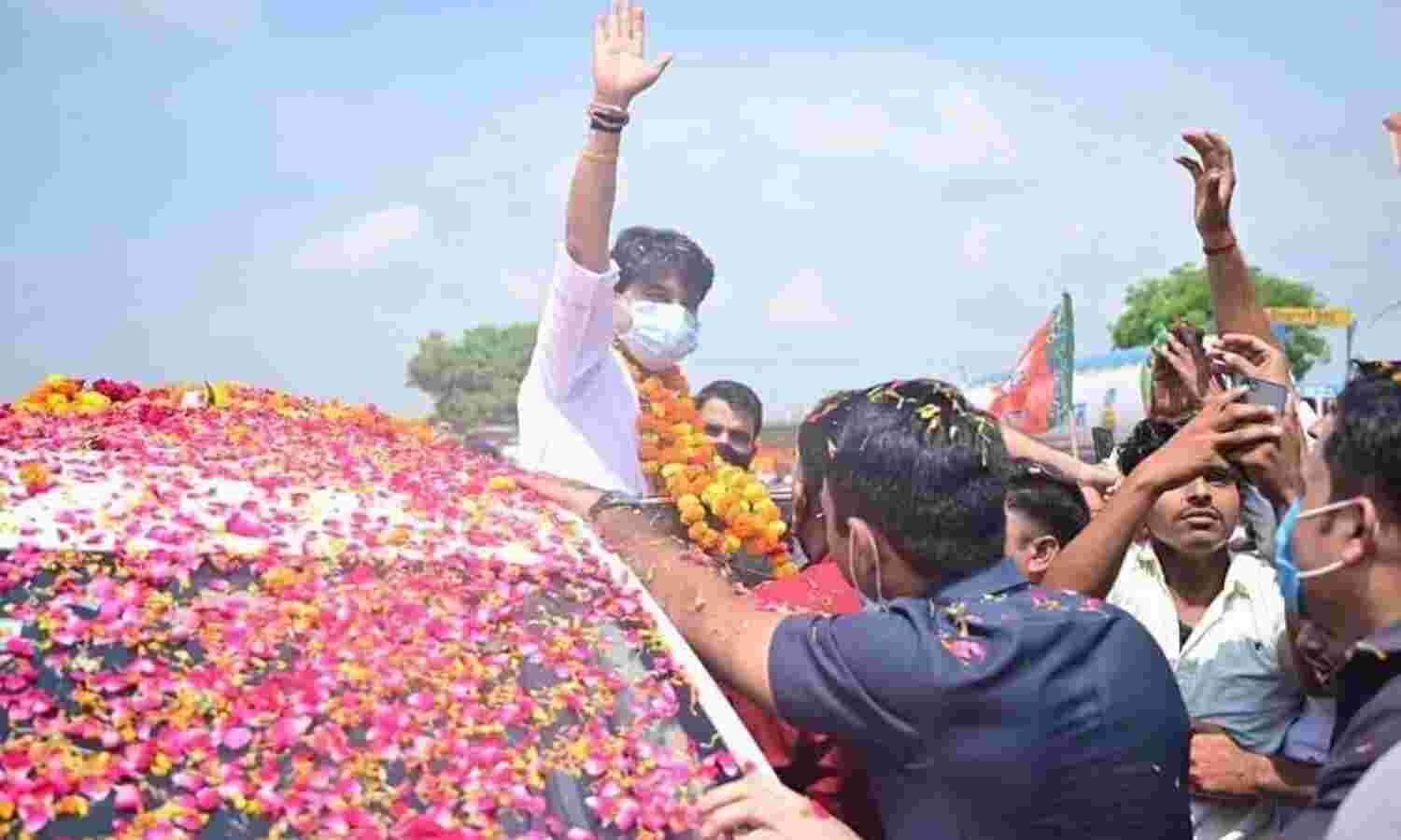 केंद्रीय मंत्री ज्योतिरादित्य सिंधिया पहुंचे मुरैना, समर्थकों ने किया भव्य स्वागत केंद्रीय मंत्री ज्योतिरादित्य सिंधिया पहुंचे मुरैना, समर्थकों ने किया भव्य स्वागत