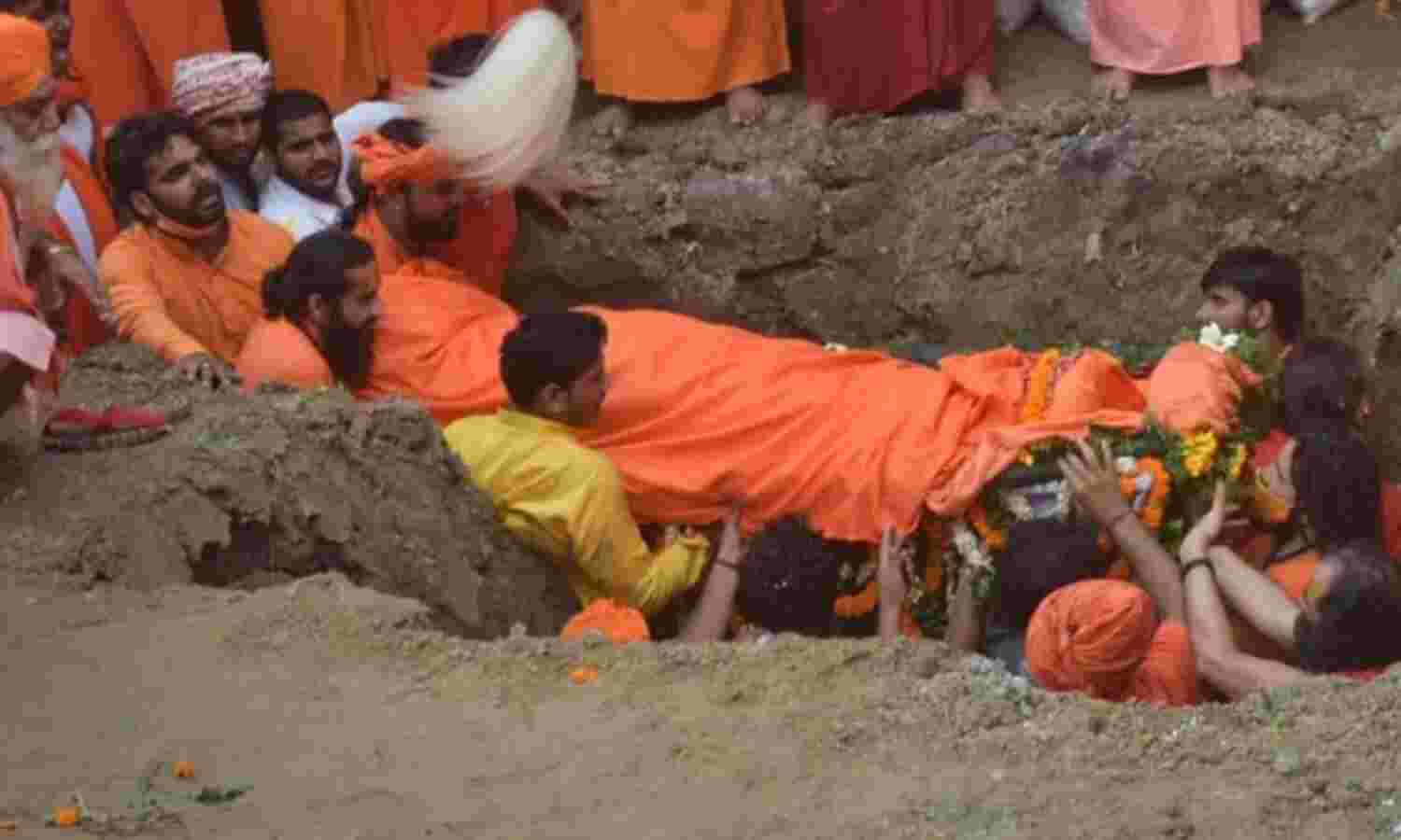 महंत नरेंद्र गिरि भू-समाधि में लीन, पोस्टमार्टम में सामने आया मौत का कारण