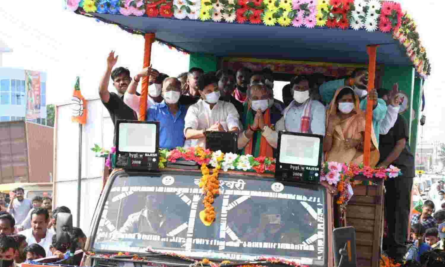 ज्योतिरादित्य सिंधिया केन्द्रीय मंत्री बनने के बाद पहली बार ग्वालियर आए, हुआ भव्य स्वागत ज्योतिरादित्य सिंधिया केन्द्रीय मंत्री बनने के बाद पहली बार ग्वालियर आए, हुआ भव्य स्वागत