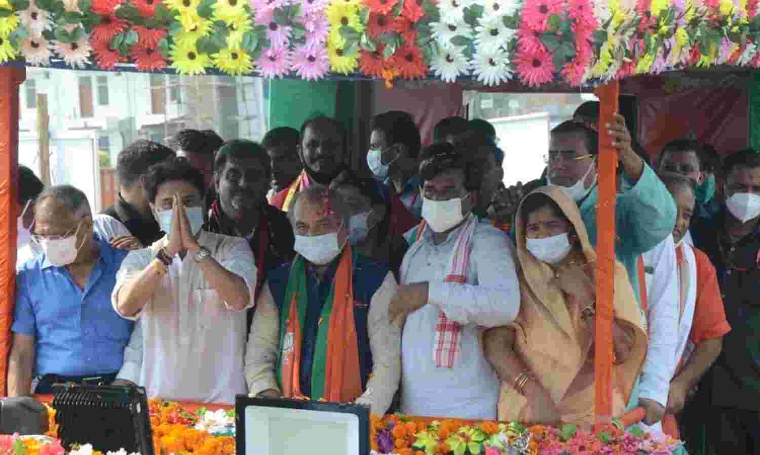 सिंधिया की स्वागत रैली में ग्वालियर - चम्बल अंचल के सभी दिग्गज भाजपा नेता दिखे एक साथ सिंधिया की स्वागत रैली में ग्वालियर - चम्बल अंचल के सभी दिग्गज भाजपा नेता दिखे एक साथ