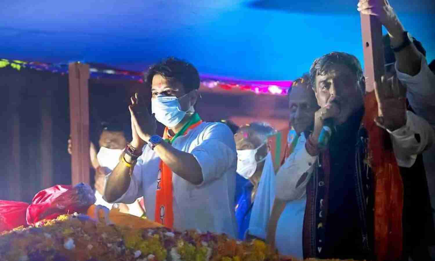 स्वागत से गदगद सिंधिया ट्वीट कर बोले - ग्वालियर की इस पावन धरा और यहां की जनता-जनार्दन को मेरा नमन स्वागत से गदगद सिंधिया ट्वीट कर बोले - ग्वालियर की इस पावन धरा और यहां की जनता-जनार्दन को मेरा नमन