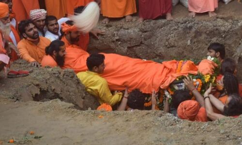 महंत नरेंद्र गिरि भू-समाधि में लीन, पोस्टमार्टम में सामने आया मौत का कारण