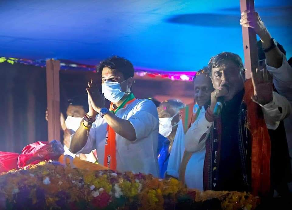 स्वागत से गदगद सिंधिया ट्वीट कर बोले - ग्वालियर की इस पावन धरा और यहां की जनता-जनार्दन को मेरा नमन स्वागत से गदगद सिंधिया ट्वीट कर बोले - ग्वालियर की इस पावन धरा और यहां की जनता-जनार्दन को मेरा नमन