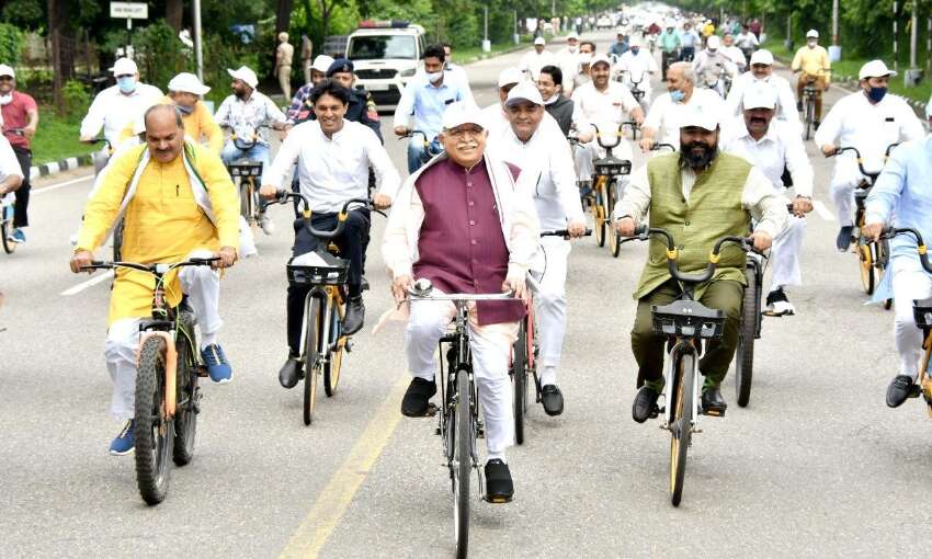 हरियाणा के मुख्यमंत्री मनोहर लाल साईकिल से पहुंचे सचिवालय, पर्यावरण संरक्षण का दिया संदेश