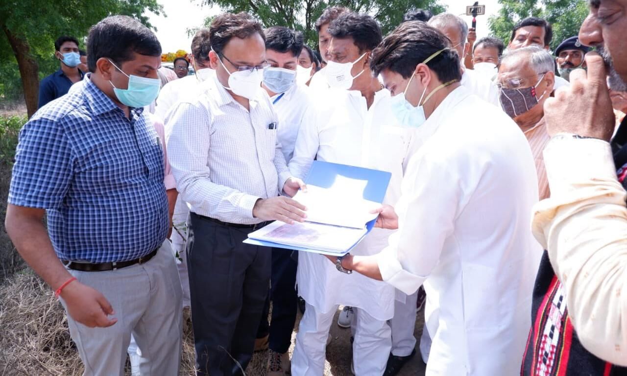 ज्योतिरादित्य सिंधिया ने एयरपोर्ट के लिए प्रस्तावित जमीन का निरीक्षण किया, कहा - शिलान्यास नहीं लोकार्पण में विश्वास ज्योतिरादित्य सिंधिया ने एयरपोर्ट के लिए प्रस्तावित जमीन का निरीक्षण किया, कहा - शिलान्यास नहीं लोकार्पण में विश्वास