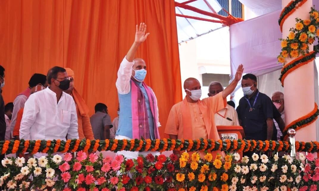उप्र में योगी का नाम लेते ही धड़कने लगता है अपराधियों का दिल : रक्षामंत्री राजनाथ सिंह