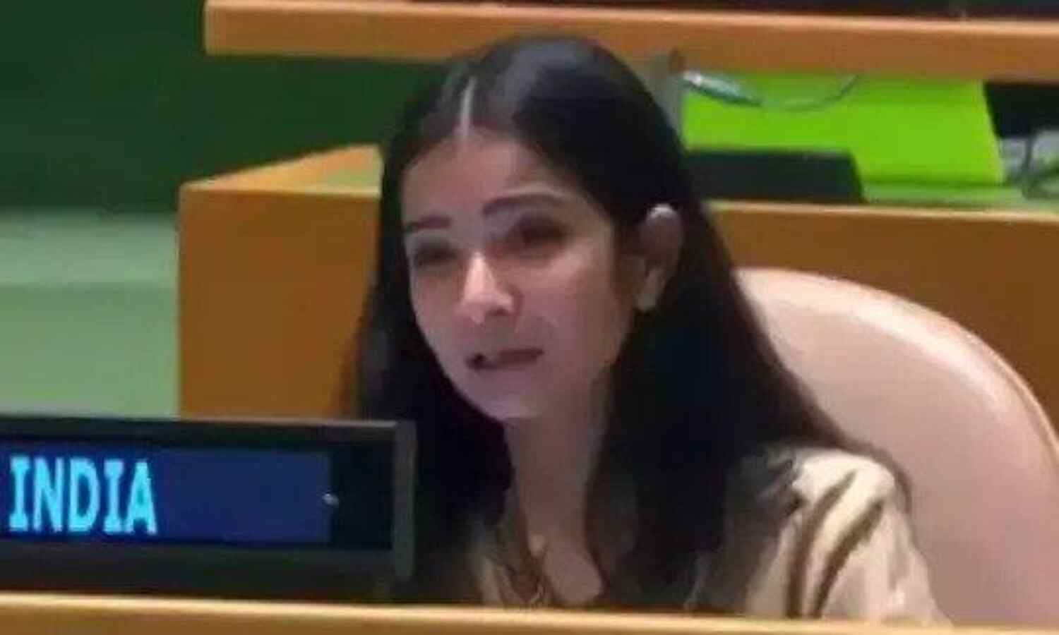 इमरान खान की बोलती बंद कर सोशल मीडिया पर ट्रेंड हुई स्नेहा दुबे, जानिए है कौन