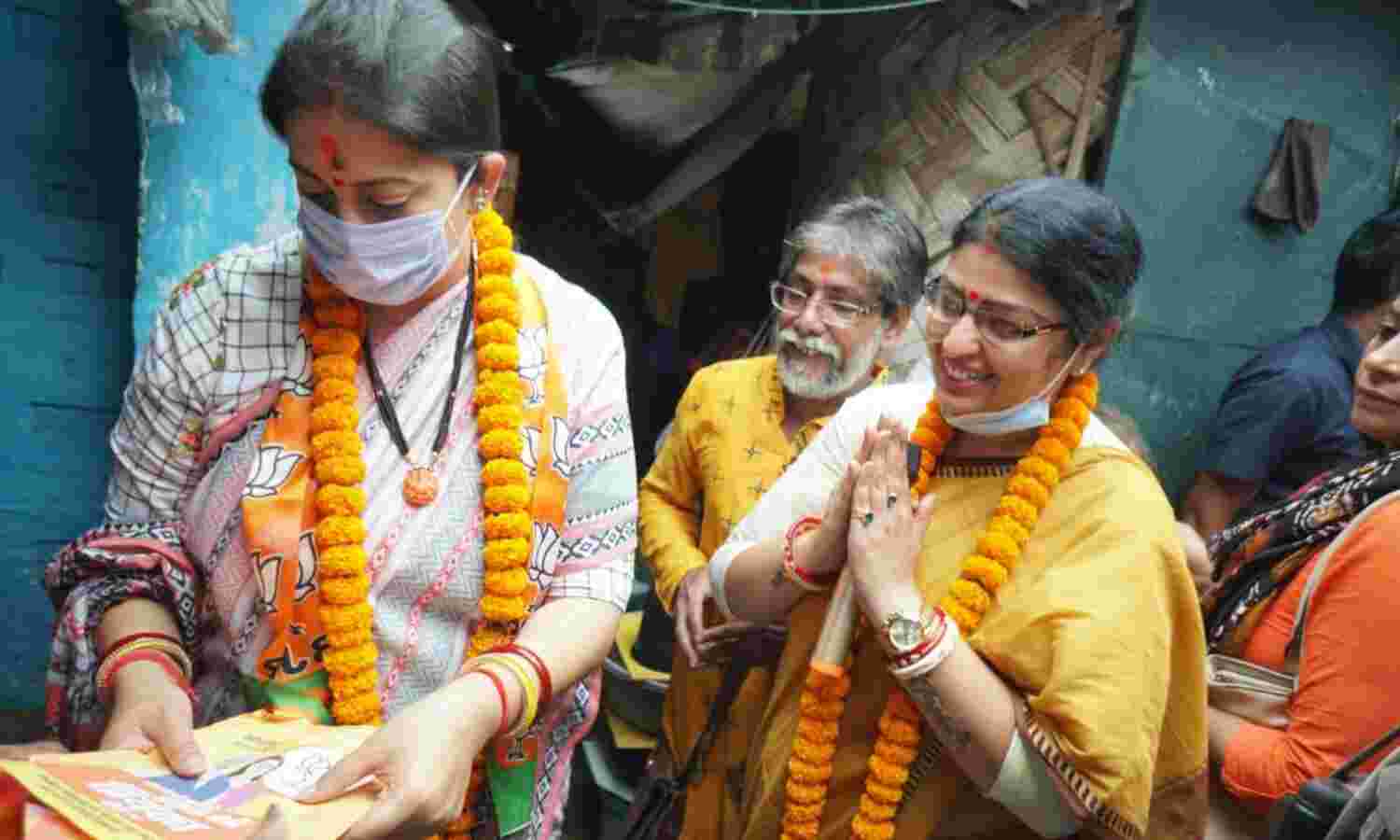 स्मृति ईरानी ने प्रियंका के समर्थन में मांगे वोट, कहा - ममता में दिख रहा कुर्सी जाने का डर