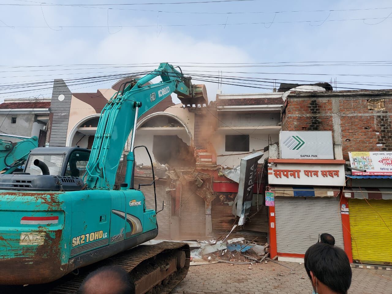 इंदौर: जहरीली शराब परोसने वाला सपना बार जमींदोज, नगर निगम ने तोड़े अवैध निर्माण इंदौर: जहरीली शराब परोसने वाला सपना बार जमींदोज, नगर निगम ने तोड़े अवैध निर्माण