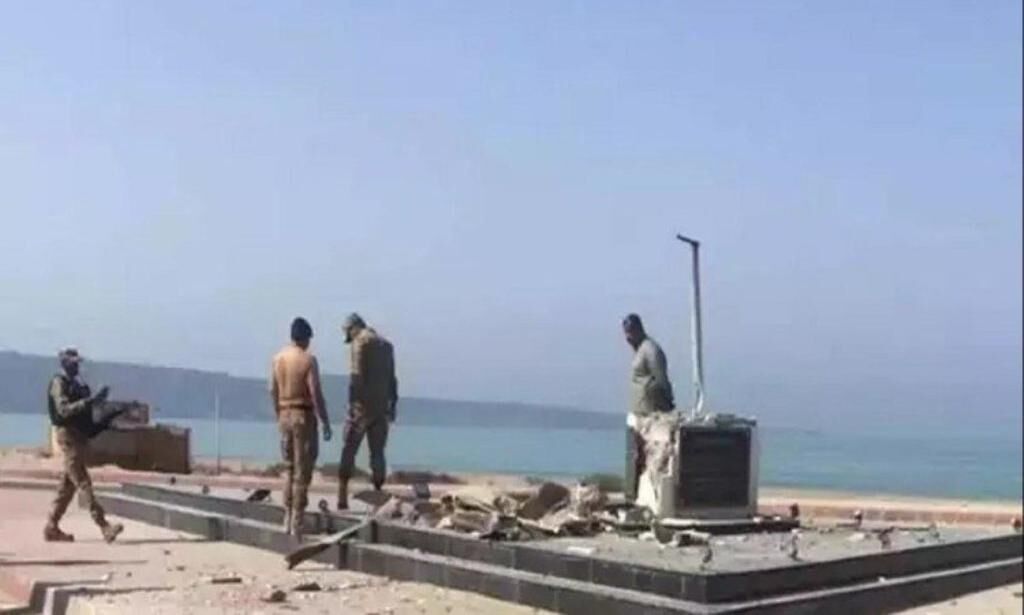 इमरान खान से नहीं संभल रहा पाकिस्तान, ब्लूचों ने जिन्ना की मूर्ति को बम से उड़ाया