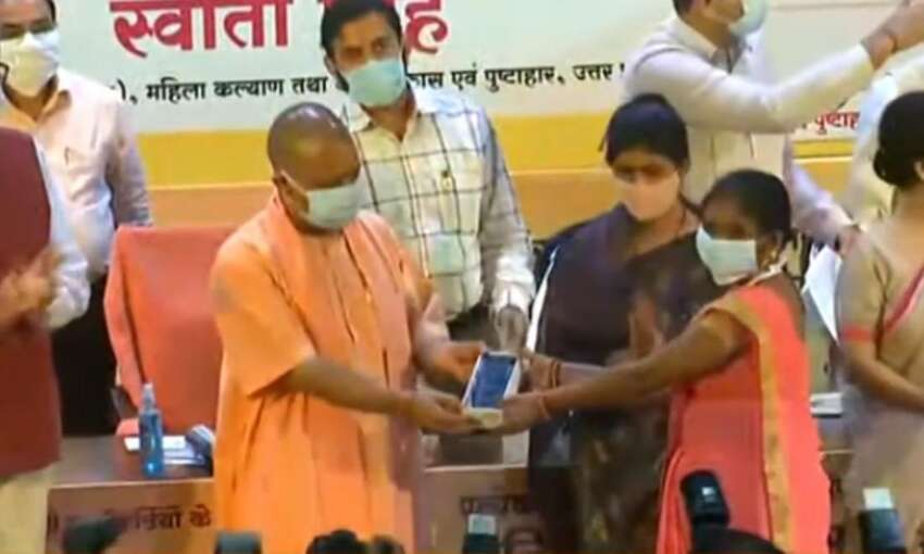 योगी आदित्यनाथ ने आंगनबाड़ी कार्यकत्रियों को दिए स्मार्टफोन, कहा - जल्द बढ़ेगा मानदेय