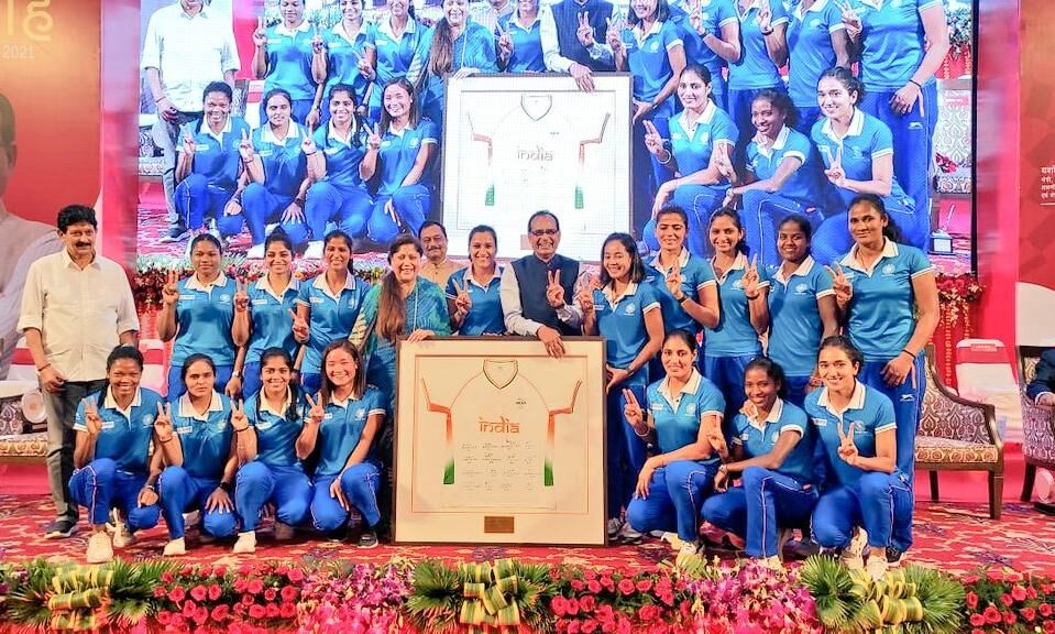 शिवराज सिंह ने महिला हॉकी टीम का सम्मान किया, कहा - बेटियों ने देश का दिल जीता
