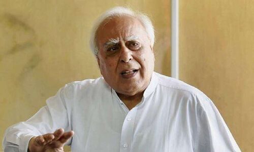 कपिल सिब्बल ने राहुल-सोनिया से पूछा सवाल, जब अध्यक्ष नहीं तो कौन ले रहा फैसले?