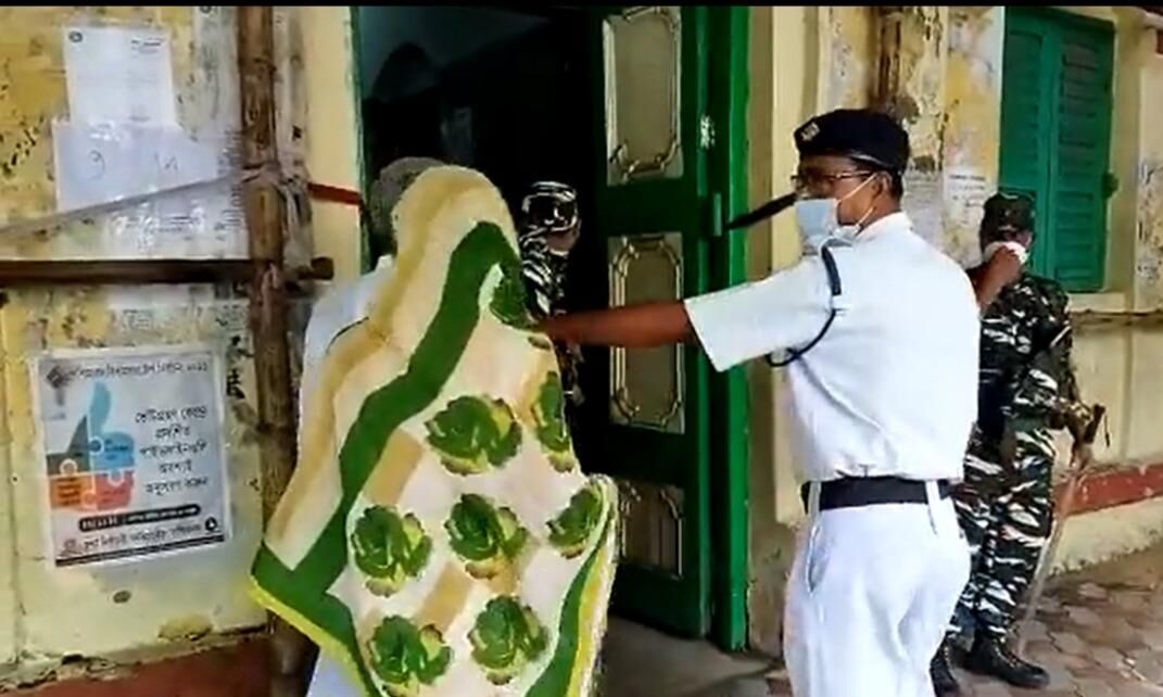 ममता की कुर्सी के भाग्य का भवानीपुर में होगा फैसला, 1 बजे तक 35.97 फीसदी मतदान ममता की कुर्सी के भाग्य का भवानीपुर में होगा फैसला, 1 बजे तक 35.97 फीसदी मतदान