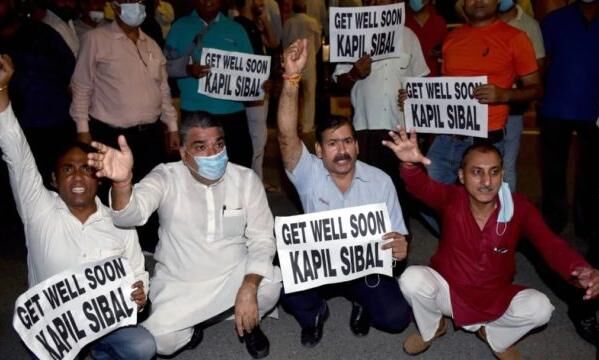 कपिल सिब्बल के घर के बाहर कांग्रेसियों ने किया प्रदर्शन, आनंद शर्मा ने जताई आपत्ति