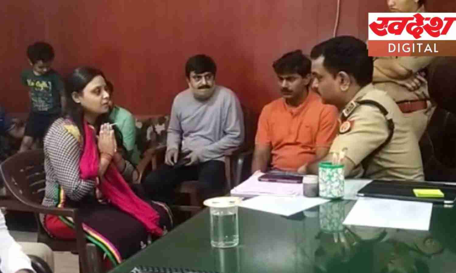 कानपुर : CM योगी ने मनीष के परिजनों से की मुलाकात, बेटे ने पैर छूकर लिया आशीर्वाद कानपुर : CM योगी ने मनीष के परिजनों से की मुलाकात, बेटे ने पैर छूकर लिया आशीर्वाद