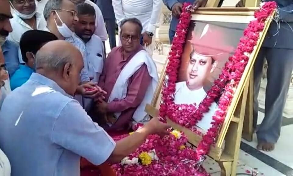 कांग्रेस और भाजपा ने मनाई माधवराव की पुण्यतिथि, छत्री पर हुए आमने-सामने, फिर हुआ ये..