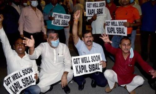 कपिल सिब्बल के घर के बाहर कांग्रेसियों ने किया प्रदर्शन, आनंद शर्मा ने जताई आपत्ति
