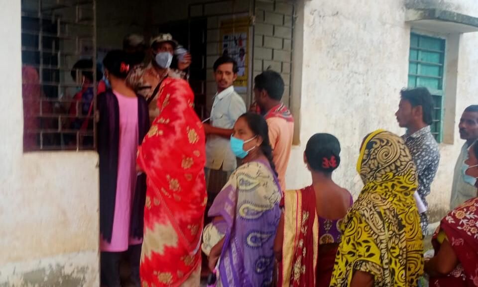 तृणमूल नेता सुब्रत मुखर्जी और फिरहाद ने उपचुनाव में की गड़बड़ी, भाजपा पहुंची आयोग तृणमूल नेता सुब्रत मुखर्जी और फिरहाद ने उपचुनाव में की गड़बड़ी, भाजपा पहुंची आयोग