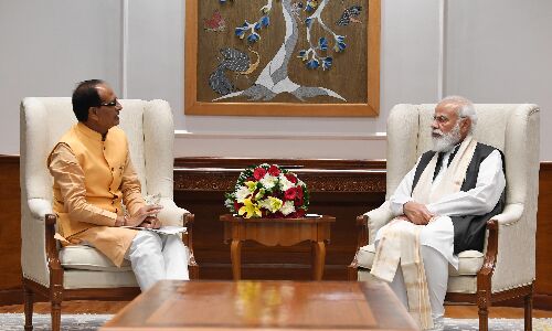 मुख्यमंत्री शिवराज सिंह ने प्रधनमंत्री मोदी से की मुलाकात, योजनाओं से कराया अवगत मुख्यमंत्री शिवराज सिंह ने प्रधनमंत्री मोदी से की मुलाकात, योजनाओं से कराया अवगत