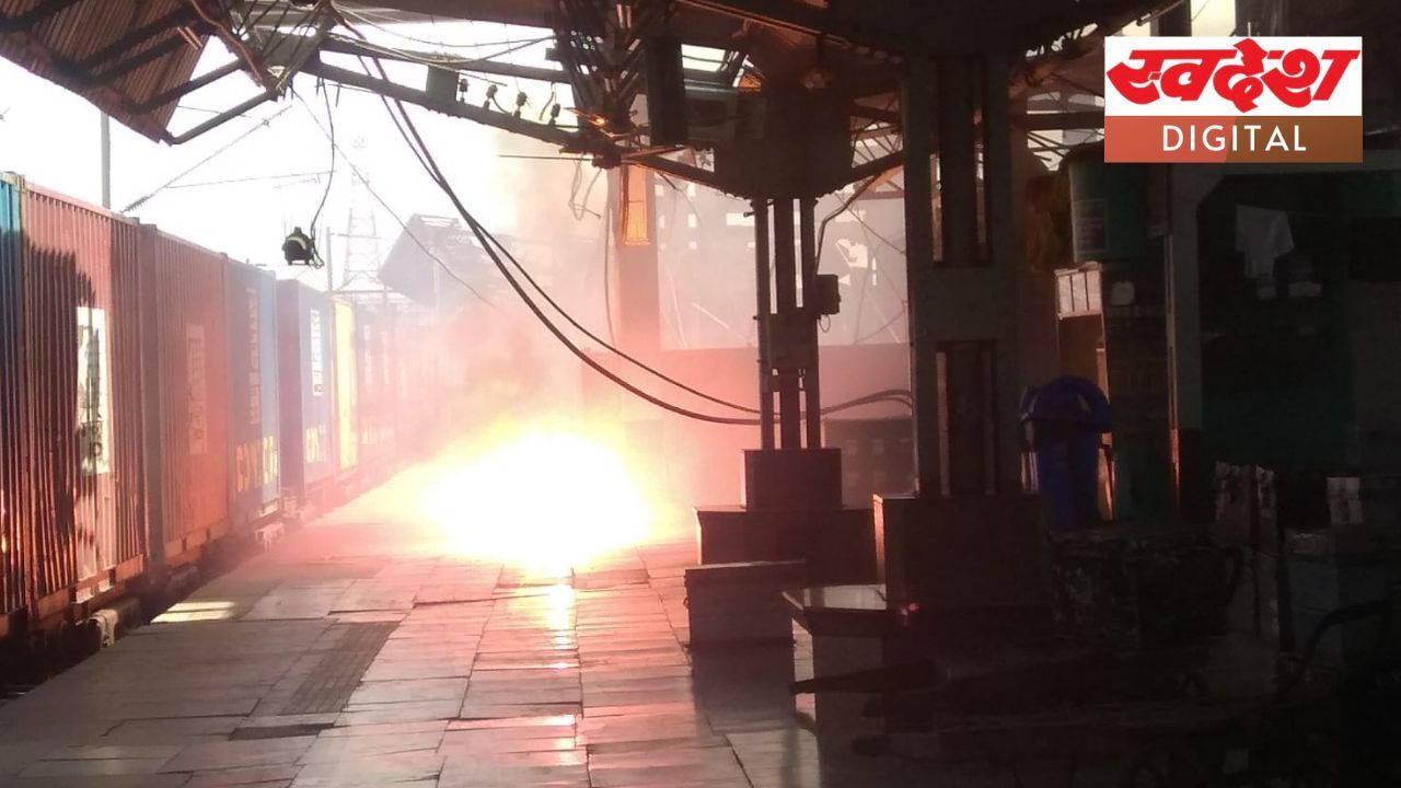 प्रयागराज रेलवे जंक्शन के प्लेटफॉर्म में लगी आग, कोई हताहत नहीं