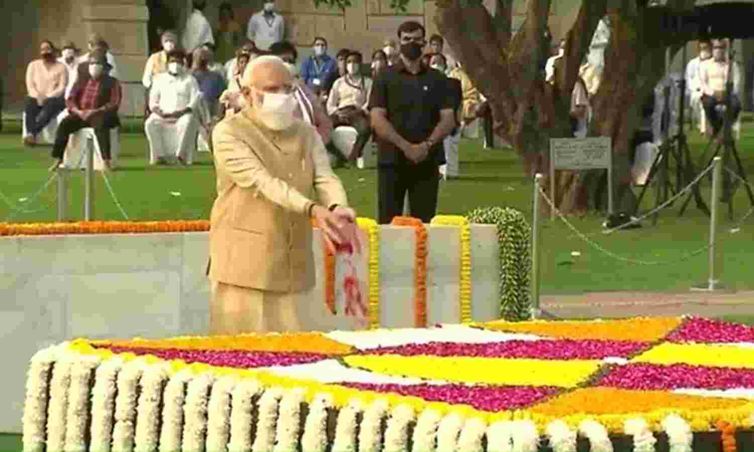 उपराष्ट्रपति, प्रधानमंत्री ने राष्ट्रपिता और लाल बहादुर शास्त्री को दी श्रद्धांजलि