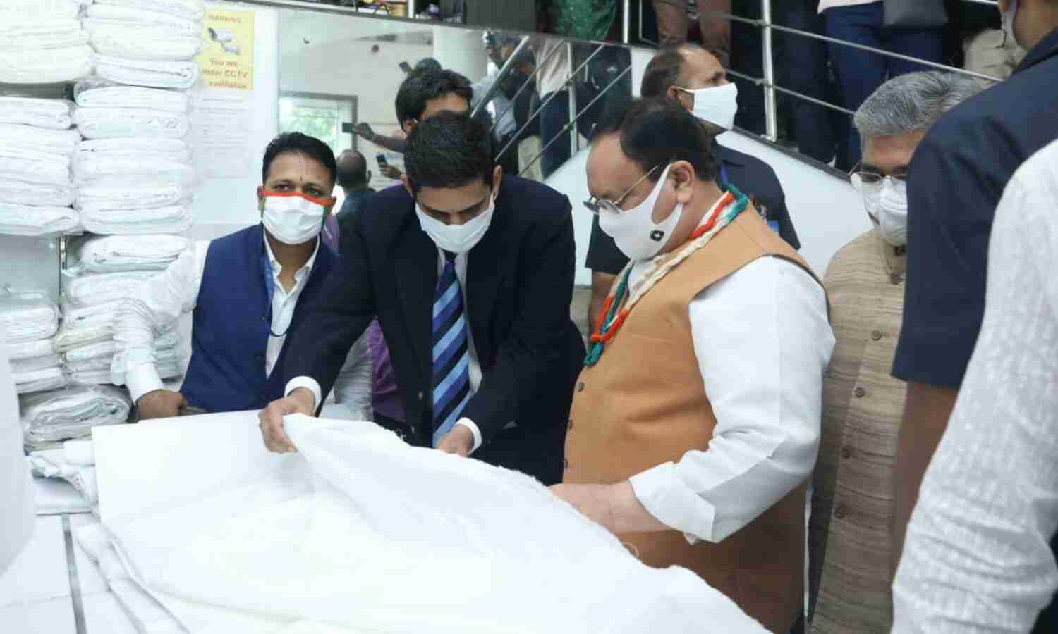 भाजपा अध्यक्ष ने खादी इंडिया स्टोर का किया दौरा, सभी कार्यकर्ताओं से की ये अपील