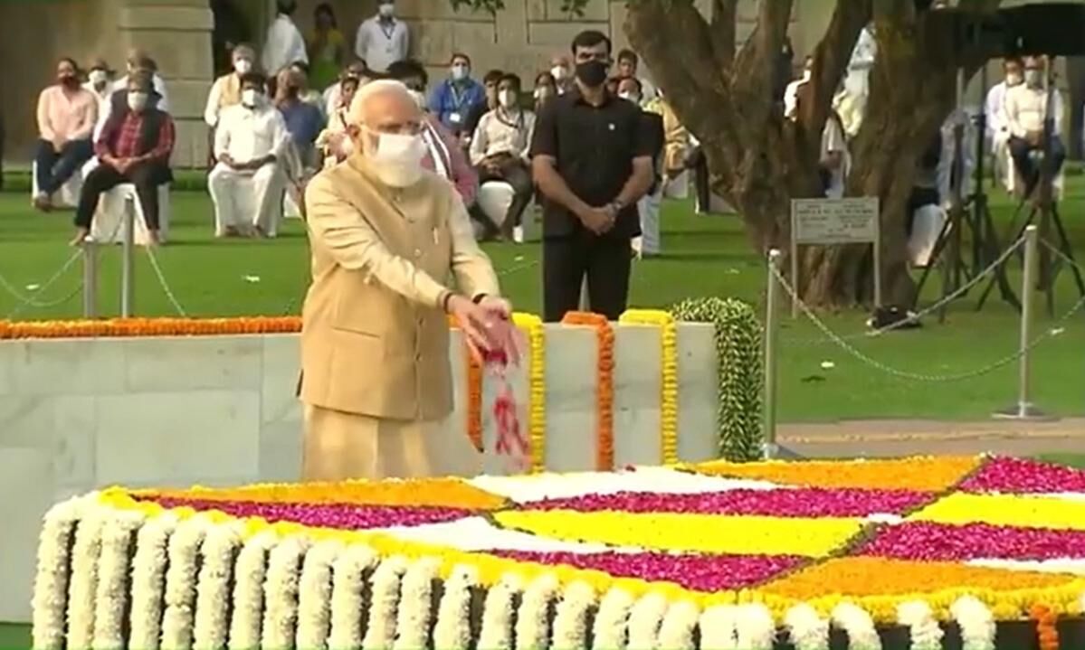 उपराष्ट्रपति, प्रधानमंत्री ने राष्ट्रपिता और लाल बहादुर शास्त्री को दी श्रद्धांजलि