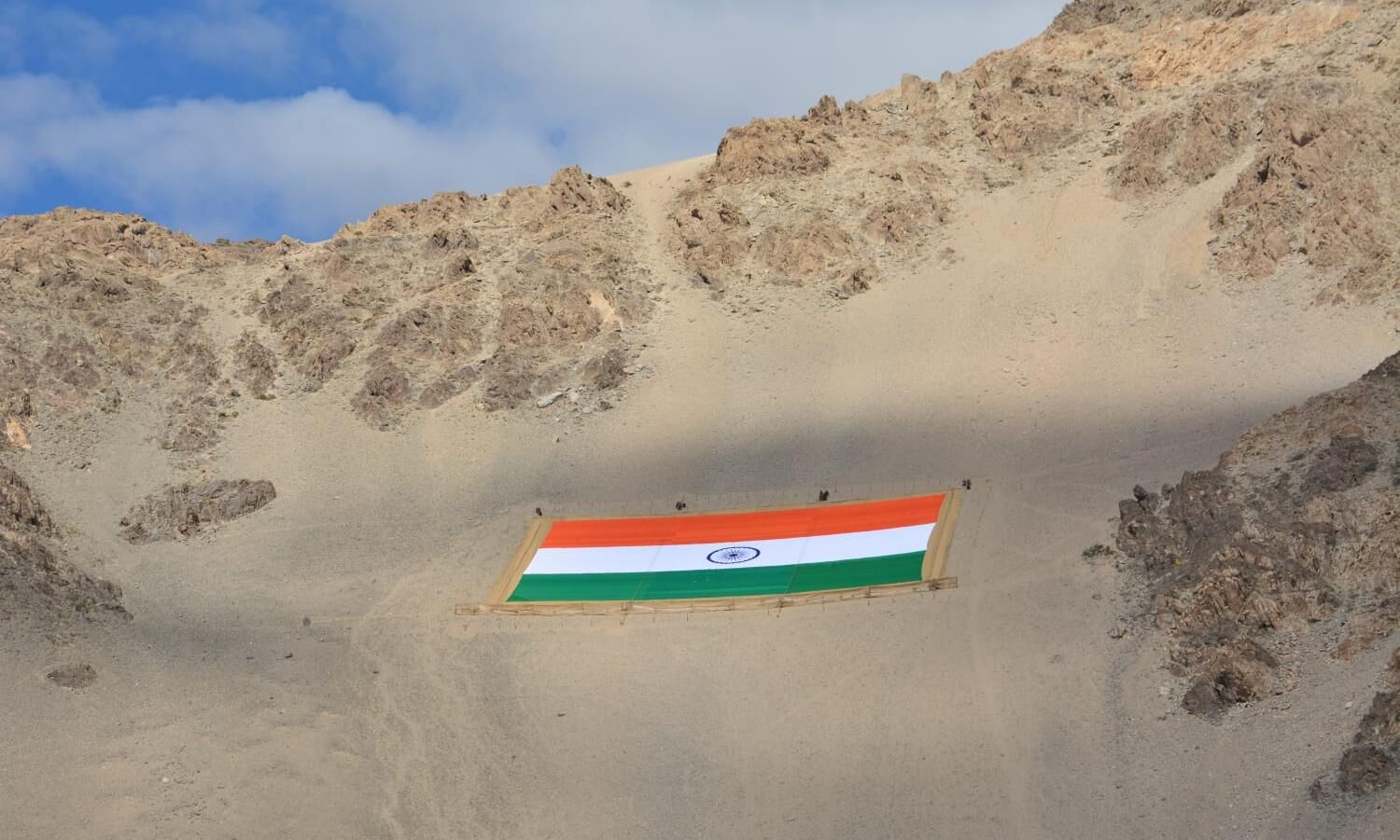 लेह में शान से फहराया गया विश्व का सबसे बड़ा खादी का तिरंगा